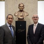 Czech National Bank Executive Director Vladimir Toms?i?k (right) was among the bank officials who unveiled Jose Rizal’s bust in 2018 to commemorate the Filipino hero’s visit to Prague in 1887. Mr. Toms?i?k showed the bust to Philippine Ambassador to the Czech Republic Eduardo Martin Men?ez on Monday. Photo by Andy Peñafuerte III