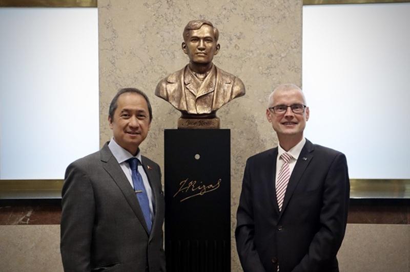 Czech National Bank Executive Director Vladimir Toms?i?k (right) was among the bank officials who unveiled Jose Rizal’s bust in 2018 to commemorate the Filipino hero’s visit to Prague in 1887. Mr. Toms?i?k showed the bust to Philippine Ambassador to the Czech Republic Eduardo Martin Men?ez on Monday. Photo by Andy Peñafuerte III
