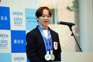 横浜市スポーツ栄誉賞受賞の喜びを語る鍵山優真選手。会場には約180人のファンが詰めかけた=2026年5月13日、横浜市役所、足立朋子撮影