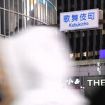 多くの人々が行き交う東京・歌舞伎町=2025年11月11日、東京都新宿区、西岡矩毅撮影