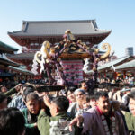 三社祭で神輿（みこし）を担ぐ人たち=2026年5月17日午前7時23分、東京都台東区、井手さゆり撮影