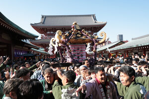 三社祭で神輿（みこし）を担ぐ人たち=2026年5月17日午前7時23分、東京都台東区、井手さゆり撮影