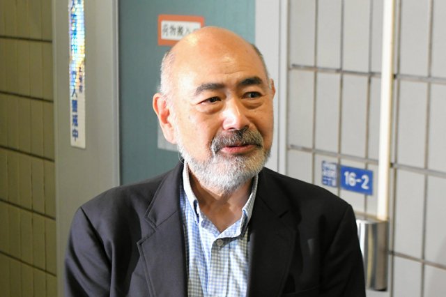 立憲都連の新会長に選出され、取材に応じる川名雄児氏=2026年5月15日午後8時44分、東京都千代田区