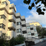 建て替え予定のマンション（手前）は、桜蔭学園の校舎（奥）に隣接している=2024年11月12日午後2時47分、東京都文京区本郷1丁目