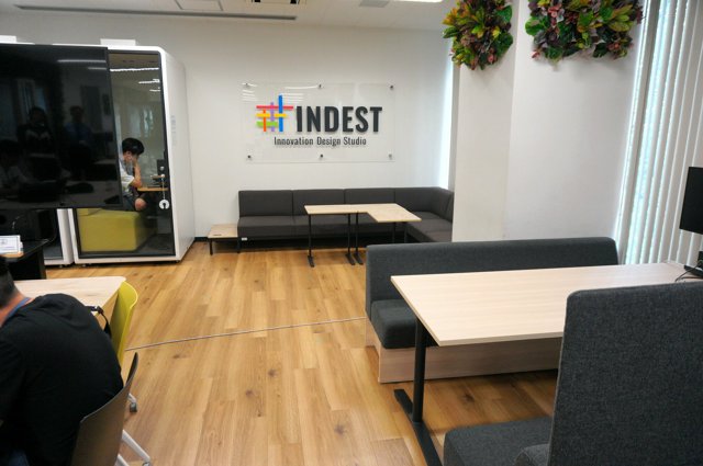 東京科学大の大学発ベンチャーを支援する「INDEST」の共同利用スペース=2026年4月28日、東京都港区、松浦新撮影