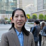 東京駅のすぐそばで、手塚麻里さん=2026年4月8日午後、東京・丸の内、中島隆撮影