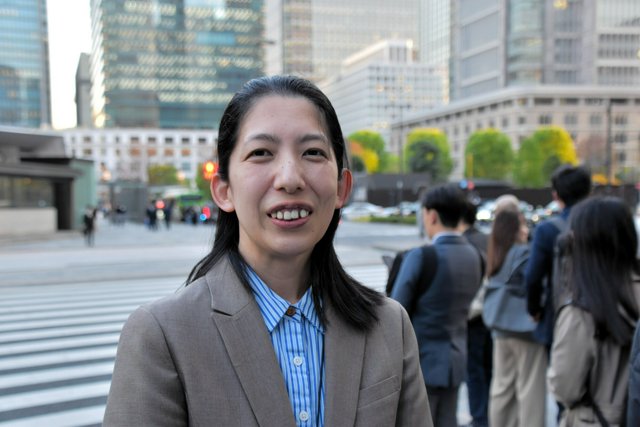 東京駅のすぐそばで、手塚麻里さん=2026年4月8日午後、東京・丸の内、中島隆撮影