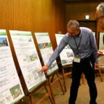 町田市が進める美術館の新設計画について、パネル展示を使って市民に説明する市職員（左）ら=2026年5月22日午後1時19分、東京都町田市原町田4丁目、竹中美貴撮影