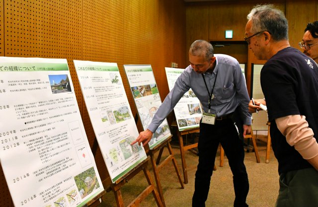 町田市が進める美術館の新設計画について、パネル展示を使って市民に説明する市職員（左）ら=2026年5月22日午後1時19分、東京都町田市原町田4丁目、竹中美貴撮影