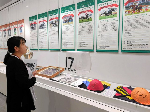 これまで8頭いる競馬の「三冠馬」と、8人いるプロ野球の「打撃三冠王」の展示。偶然にも同じ数だ=2026年5月15日、東京都府中市のJRA競馬博物館、渋谷正章撮影