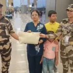 सूरत : सूरत एयरपोर्ट पर CISF जवानों की ईमानदारी की मिसाल, महिला यात्री का लाखों रुपये और आभूषण से भरा बैग लौटाया