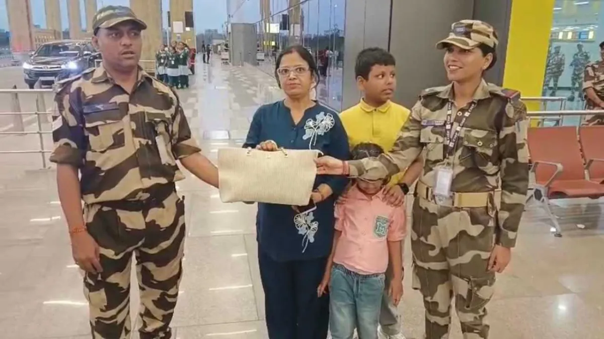 सूरत : सूरत एयरपोर्ट पर CISF जवानों की ईमानदारी की मिसाल, महिला यात्री का लाखों रुपये और आभूषण से भरा बैग लौटाया