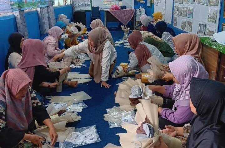 Pelatihan pembuatan hand bucket yang diinisiasi oleh DPAD Kota Tangerang, di Kampung Jimpitan KB, Kecamatan Batuceper, Jumat (22/05),
