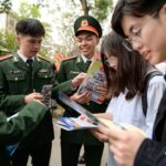 Học sinh tìm hiểu thông tin tuyển sinh các trường quân đội - Ảnh: NAM TRẦN