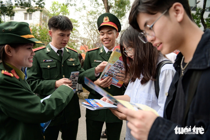 Học sinh tìm hiểu thông tin tuyển sinh các trường quân đội - Ảnh: NAM TRẦN