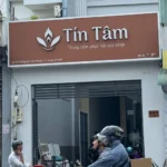 Sau phản ánh của Tuổi Trẻ, hộ kinh doanh trị liệu Tín Tâm (349 Nguyễn Oanh, phường Gò Vấp) bị Sở Y tế TP.HCM phạt 80 triệu đồng, đình chỉ hoạt động 18 tháng, tháo gỡ quảng cáo - Ảnh: XUÂN MAI
