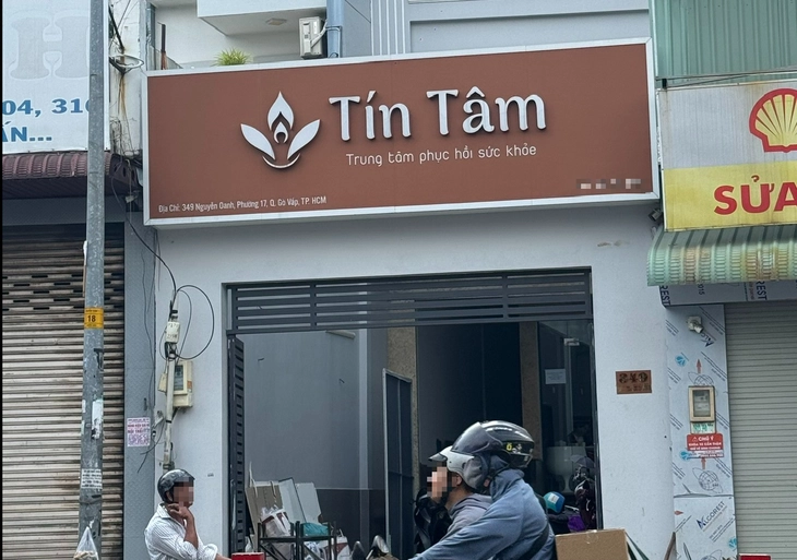 Sau phản ánh của Tuổi Trẻ, hộ kinh doanh trị liệu Tín Tâm (349 Nguyễn Oanh, phường Gò Vấp) bị Sở Y tế TP.HCM phạt 80 triệu đồng, đình chỉ hoạt động 18 tháng, tháo gỡ quảng cáo - Ảnh: XUÂN MAI