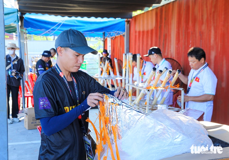 Đội pháo hoa Việt Nam khẩn trương lắp đặt hệ thống pháo trước đêm khai mạc DIFF 2026 bên sông Hàn - Ảnh: THANH NGUYÊN