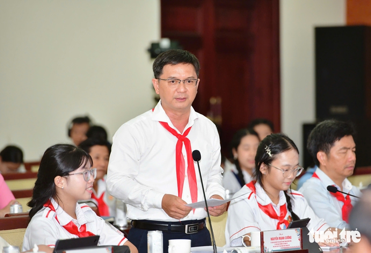 Ông Nguyễn Mạnh Cường - Phó chủ tịch UBND TP.HCM - ghi nhận và tiếp thu những hiến kế rất thiết thực và sát thực tế - Ảnh: DUYÊN PHAN