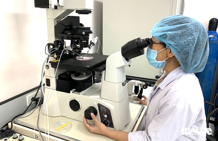 Theo chương trình hỗ trợ đào tạo sau đại học mới của Đại học Quốc gia TP.HCM, người học tiến sĩ có thể nhận tới 560 triệu đồng. Trong ảnh: Các nghiên cứu viên làm việc tại phòng thí nghiệm của trường thành viên Đại học Quốc gia TP.HCM - Ảnh: TRẦN HUỲNH