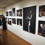 マイルス・デイビスを中心に名ジャズ奏者の迫力ある写真が展示された会場（藤井泰生撮影）