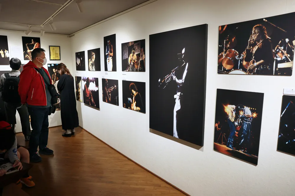 マイルス・デイビスを中心に名ジャズ奏者の迫力ある写真が展示された会場（藤井泰生撮影）