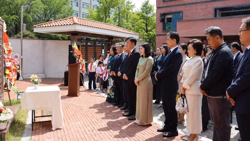 Spreading Ho Chi Minh’s noble human values to international friends in South Korea.