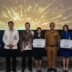 Kepala OJK Jabar Darwisman dan Kabag Perekonomian Kota Bandung, Dicky Wishnumulya Ristandi bersama para peserta terbaik Pelatihan Bahasa Isyarat Indonesia (Bisindo) di Bandung Creative Hub, Senin (18/5/2026).