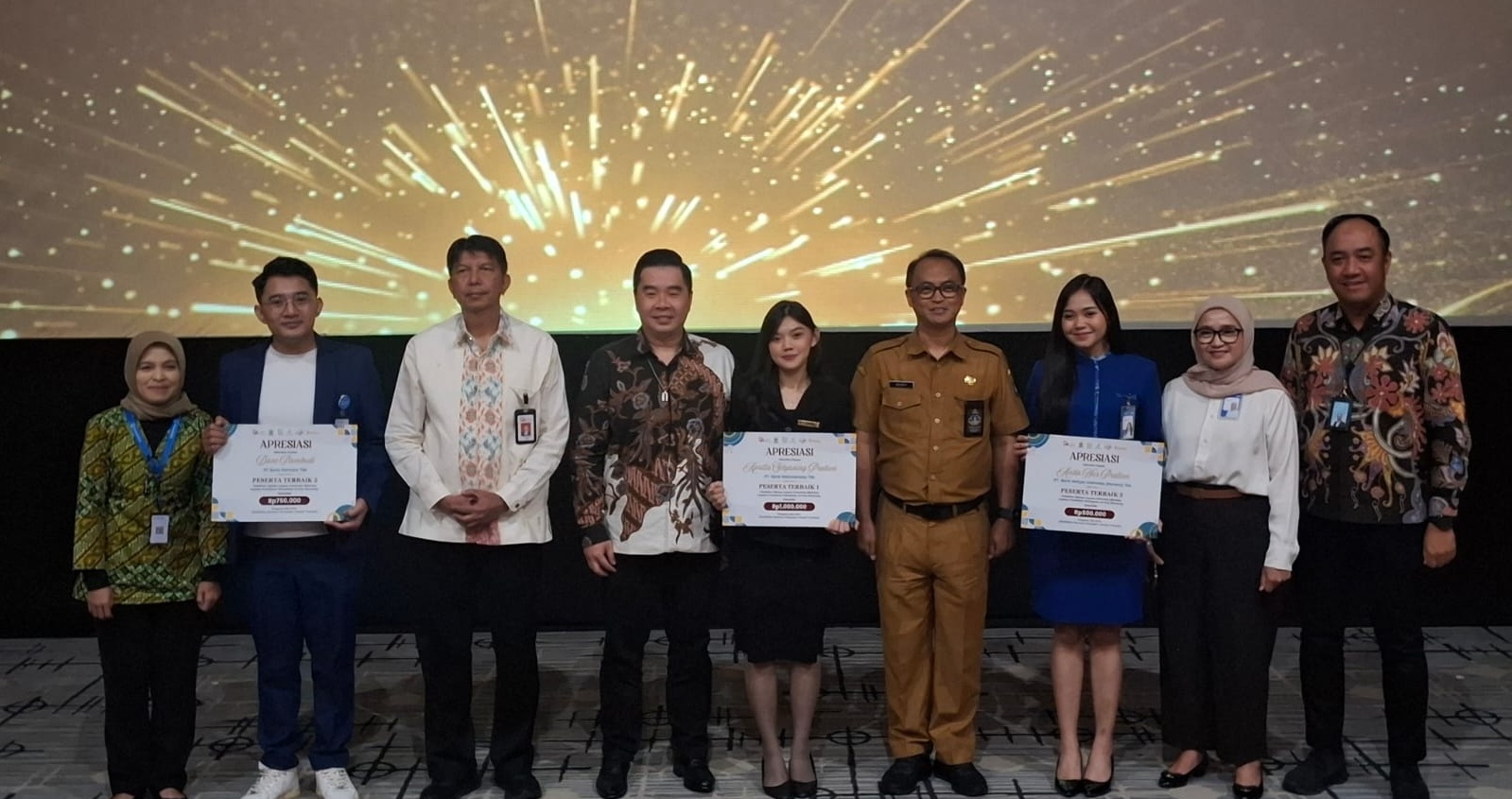 Kepala OJK Jabar Darwisman dan Kabag Perekonomian Kota Bandung, Dicky Wishnumulya Ristandi bersama para peserta terbaik Pelatihan Bahasa Isyarat Indonesia (Bisindo) di Bandung Creative Hub, Senin (18/5/2026).