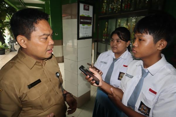 Siswa SMAN 22 Surabaya belajar jurnalistik. Foto : Andika.
