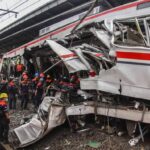 Proses evakuasi gerbong kereta rel listrik (KRL) yang terlibat kecelakaan di Stasiun Bekasi Timur, Bekasi, Jawa Barat, berlangsung dramatis pada Selasa (28/4/2026). Petugas gabungan terlihat berjibaku mengevakuasi gerbong yang ringsek parah usai tabr