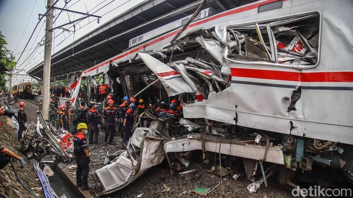 Proses evakuasi gerbong kereta rel listrik (KRL) yang terlibat kecelakaan di Stasiun Bekasi Timur, Bekasi, Jawa Barat, berlangsung dramatis pada Selasa (28/4/2026). Petugas gabungan terlihat berjibaku mengevakuasi gerbong yang ringsek parah usai tabr