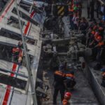 Foto: Sejumlah petugas SAR gabungan melakukan evakuasi gerbong KRL yang hancur akibat kecelakaan setelah menabrak kereta jarak jauh Argo Bromo di kawasan Stasiun Bekasi Timur, Bekasi, Selasa (28/4/2026). (Pradita Utama / detikfoto)