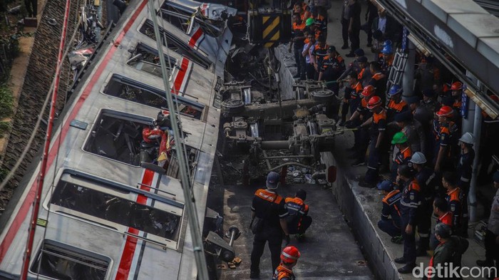 Foto: Sejumlah petugas SAR gabungan melakukan evakuasi gerbong KRL yang hancur akibat kecelakaan setelah menabrak kereta jarak jauh Argo Bromo di kawasan Stasiun Bekasi Timur, Bekasi, Selasa (28/4/2026). (Pradita Utama / detikfoto)