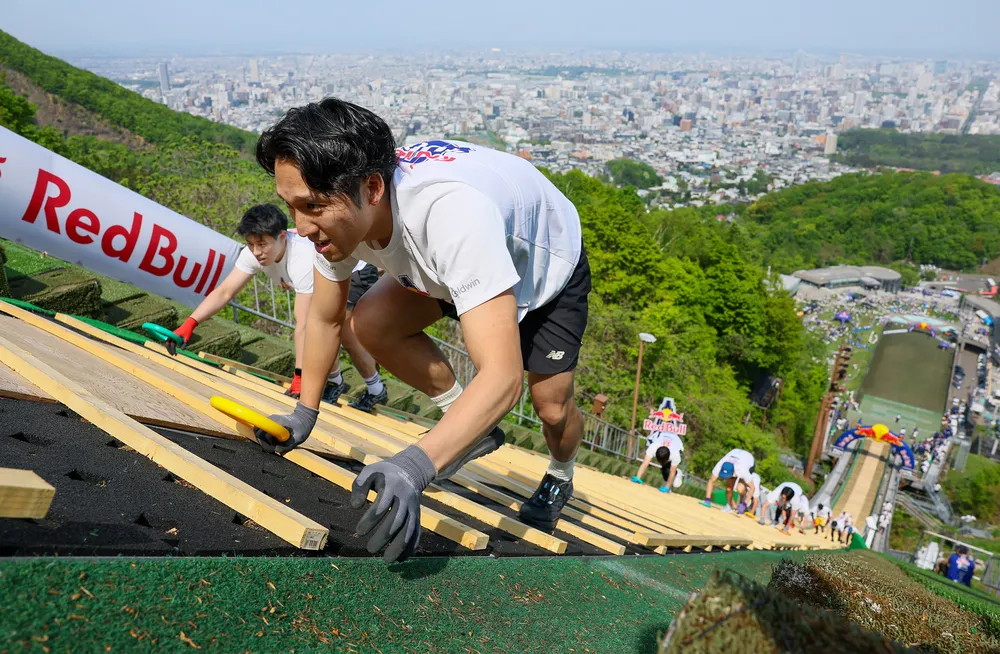 急斜面をはいつくばって登り、ゴールを目指す出場者たち（野沢俊介撮影）
