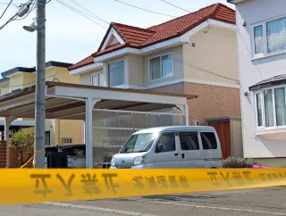 First grader Yusho Uwai was allegedly killed in this house (center). A Hokkaido Police restriction line was set up in front.