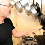 アスパラとマスのスパニッシュオムレツを作る中納盛充さん