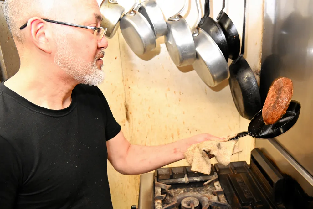 アスパラとマスのスパニッシュオムレツを作る中納盛充さん