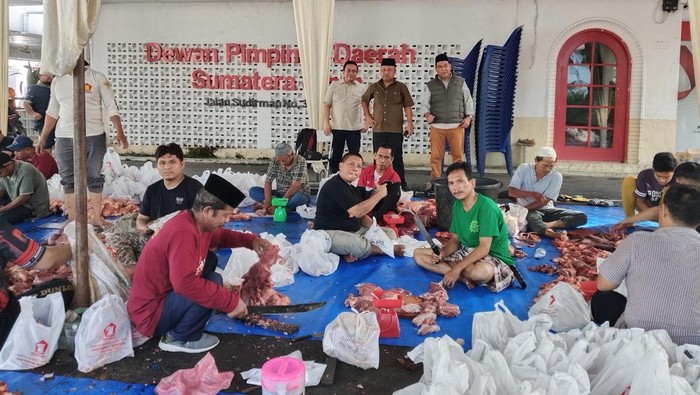 Foto: Foto: Penyembelihan hewan kurban di Sekretariat DPD Gerindra Sumut di Medan (Dok. Gerindra Sumut)