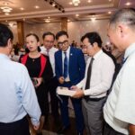 Đại biểu tìm hiểu sản phẩm gạo ST25-Techpal tại hội thảo Chuyển đổi xanh trong nông nghiệp - Từ công nghệ đến thị trường - Ảnh: QUANG ĐỊNH