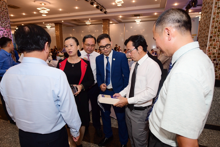 Đại biểu tìm hiểu sản phẩm gạo ST25-Techpal tại hội thảo Chuyển đổi xanh trong nông nghiệp - Từ công nghệ đến thị trường - Ảnh: QUANG ĐỊNH