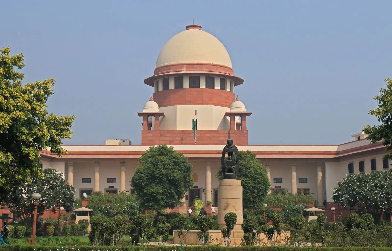 ट्रांसजेंडर कानून पर लंबित याचिकाएं SC में ट्रांसफर करने की मांग