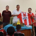 Tri Adhianto Beri Motivasi Klub Kota Baru FC, Tekankan Pembentukan Karakter Atlet Sejak Dini