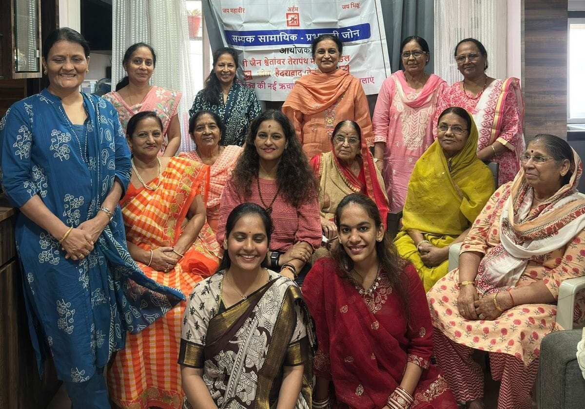 प्रभावती जोन द्वारा विजय-ममता सुराणा के डायमंड प्वाइंट स्थित निवास पर आयोजित सम्यक सामायिक के दौरान उपस्थित महिलाएँ।
