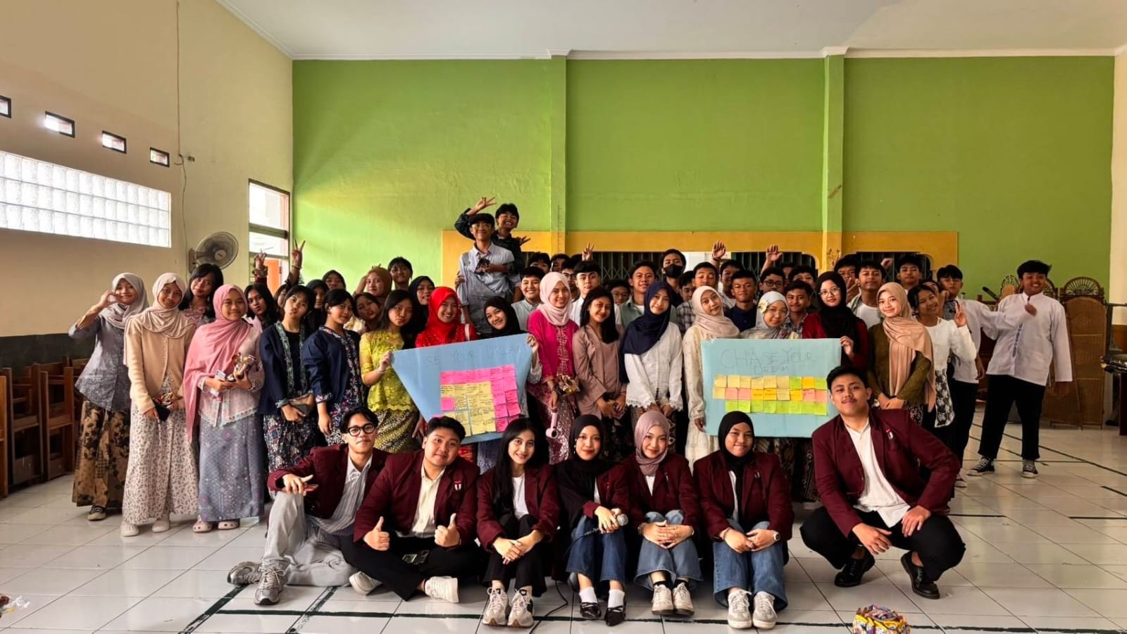 Mahasiswa Program Studi Administrasi Bisnis, Telkom University menggelar kegiatan edukatif bertajuk “Step Up” di SMP Negeri 12 Bandung pada Jumat (8/5/2026). Foto : Dok. Mahasiswa Prodi Administrasi Bisnis, Telkom University