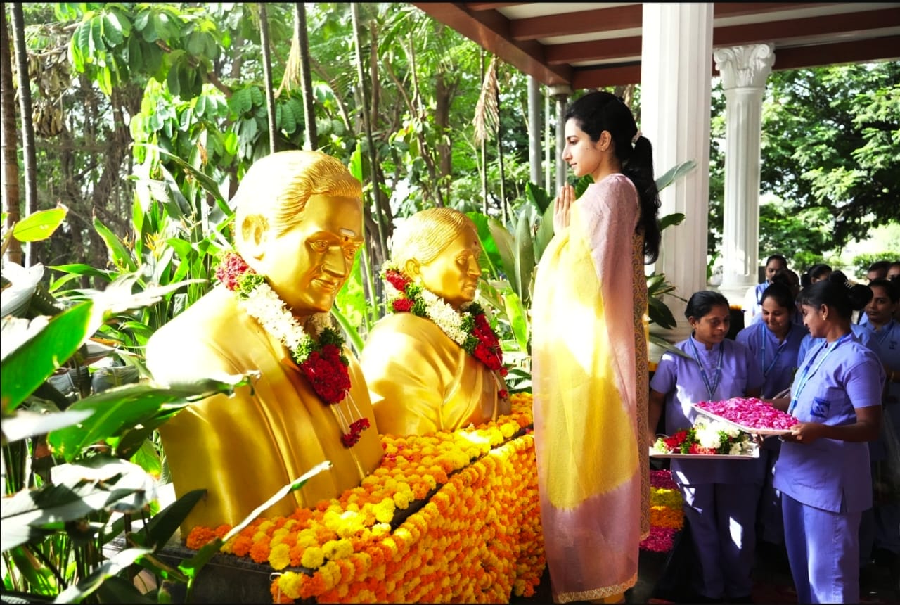 नंदामूरी तारक रामाराव को श्रद्धाजंलि अर्पित करतीं बीआईएसीएच एंड आरआई ट्रस्ट बोर्ड की सदस्य नारा ब्राह्मणी।