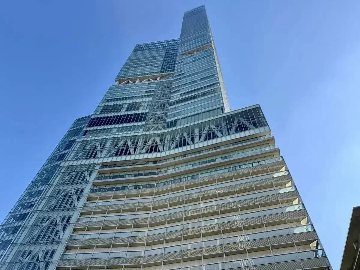 こちらは大阪市阿倍野区にある「あべのハルカス」です。