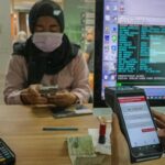 Warga melakukan pembayaran pajak kendaraan bermotor menggunakan fitur QRIS Tap di Mal Pelayanan Publik, Kuningan, Jakarta Selatan, Jumat (24/4/2026). Layanan ini memudahkan wajib pajak menyelesaikan transaksi secara cepat tanpa uang tunai, cukup dengan satu kali tap melalui perangkat pembayaran digital.