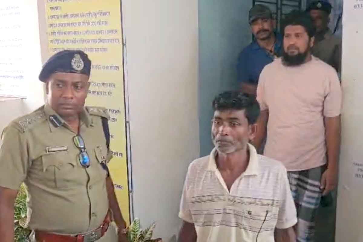 পুলিশের জালে ৮ বাংলাদেশি। নিজস্ব চিত্র