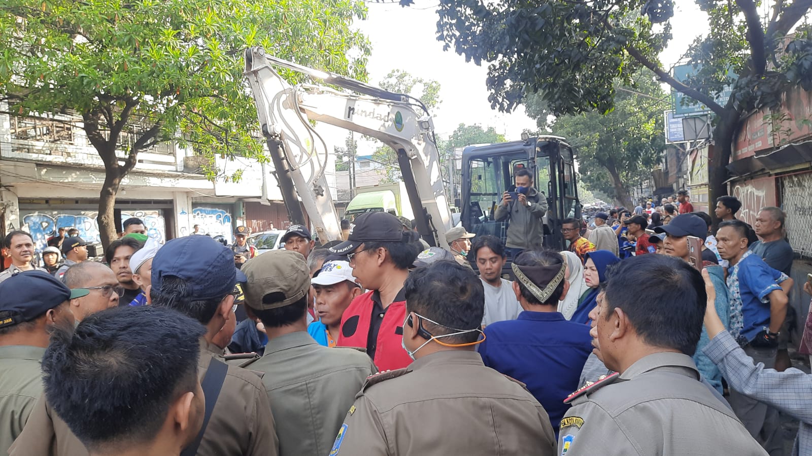 Cicadas Road Organized, Street Vendors Given Compensation and Job Solutions